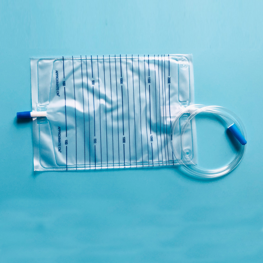 Urine bag with pull push outlet